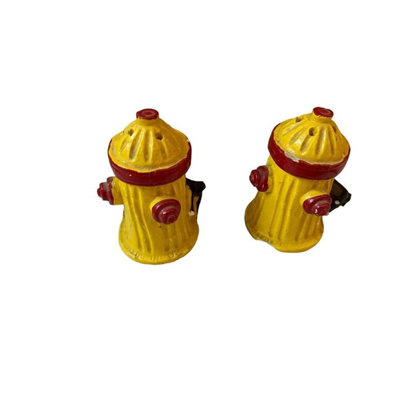 Vintage Chalkware Dog at Fire Hydrant Salt & Pepper Shakers Souvenir - Picture 3 of 7